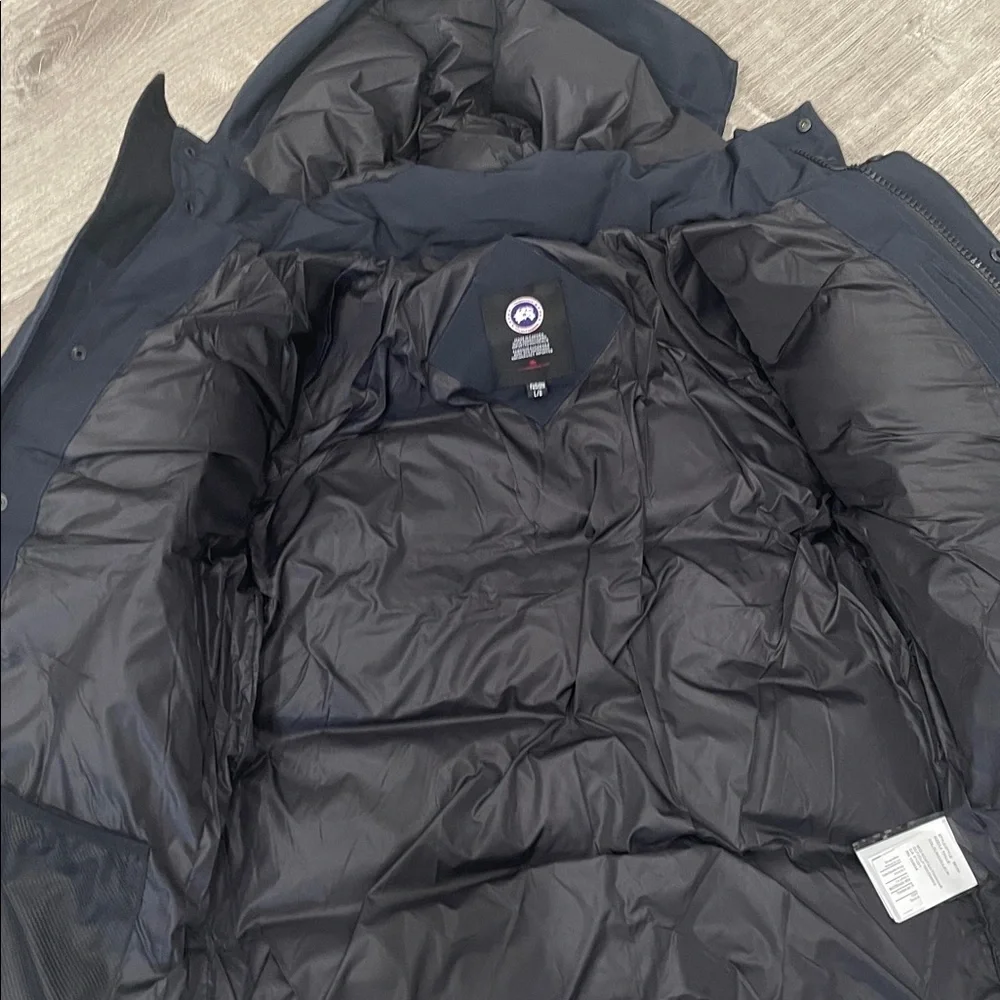 Canada Goose Men’s L Wyndham Parka new Navy Blue - Picture 8 of 8